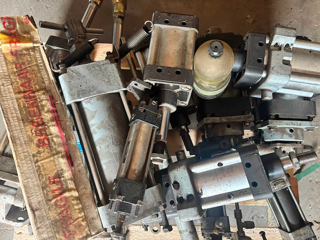 Partij luchtcilinders - overige pneumatische gereedschap - afbeelding 2 van  2