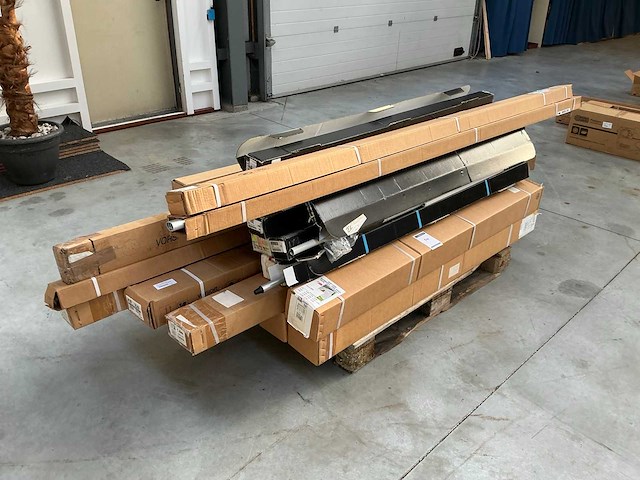 Partij luifels en luifelonderdelen - afbeelding 1 van  16