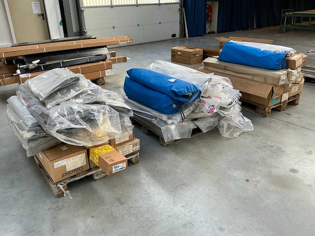 Partij luifels, voortenten en frames - afbeelding 1 van  15