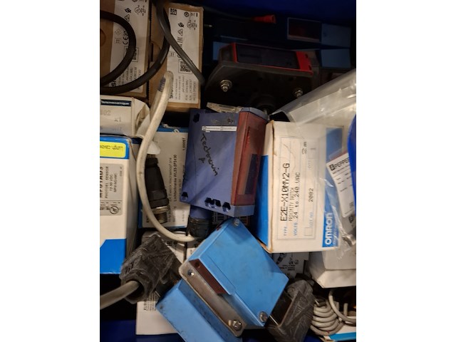 Partij machine onderdelen en toebehoren o.a. skf, omron - afbeelding 12 van  17