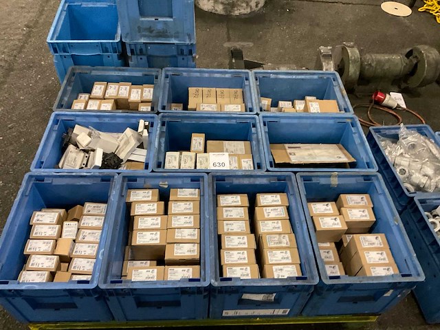 Partij machine schakelmateriaal - afbeelding 1 van  11