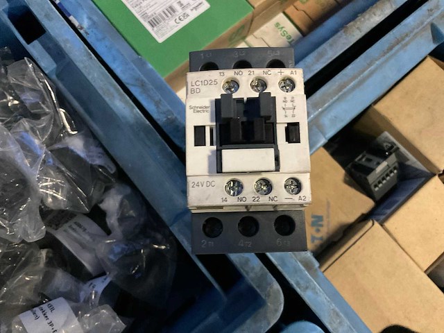 Partij machine schakelmateriaal - afbeelding 2 van  17