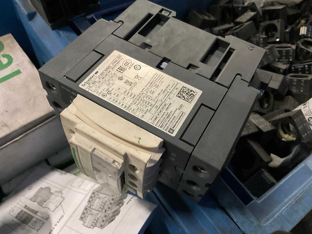 Partij machine schakelmateriaal - afbeelding 8 van  17