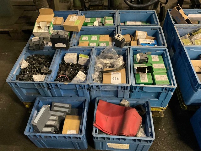 Partij machine schakelmateriaal - afbeelding 1 van  17