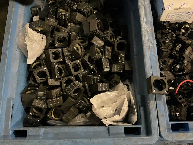Partij machine schakelmateriaal - afbeelding 12 van  17