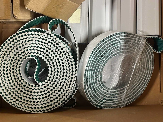 Partij machineonderdelen, tandriemen en aluminium profielen - afbeelding 3 van  6