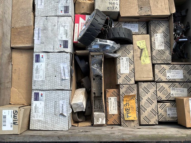 Partij machineonderdelen - afbeelding 2 van  2