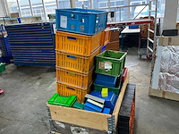 Partij magazijnbakken en kratten - afbeelding 1 van  4