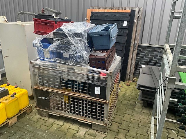 Partij magazijnbakken en kratten - afbeelding 1 van  3