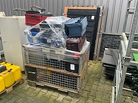 Partij magazijnbakken en kratten - afbeelding 1 van  3