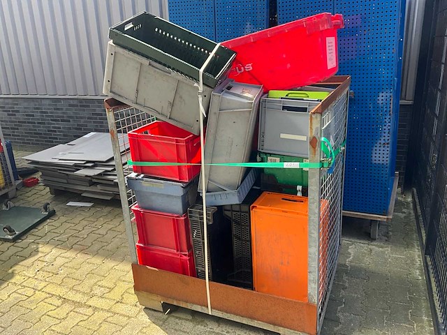 Partij magazijnbakken en kratten - afbeelding 1 van  3