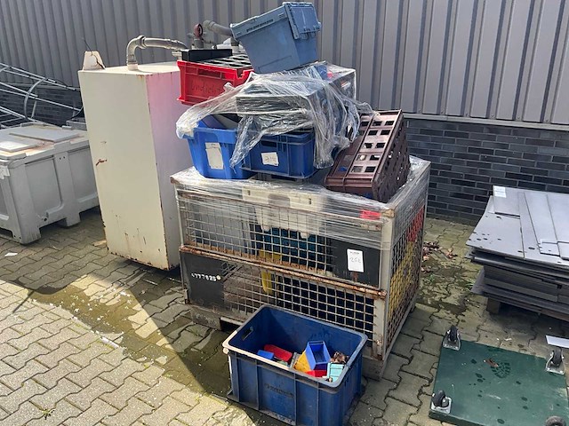 Partij magazijnbakken en kratten - afbeelding 1 van  3