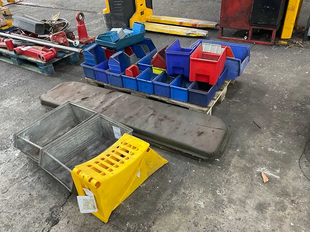 Partij magazijnbakken - afbeelding 1 van  4