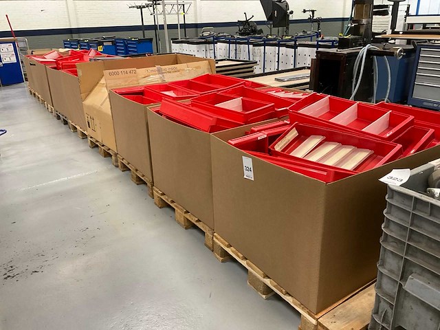 Partij magazijnbakken - afbeelding 1 van  9