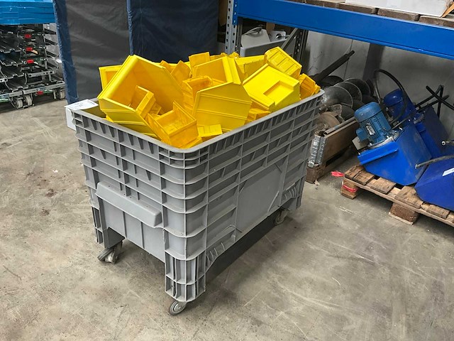 Partij magazijnbakken - afbeelding 1 van  3