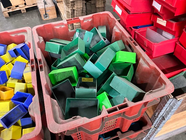 Partij magazijnbakken - afbeelding 8 van  9