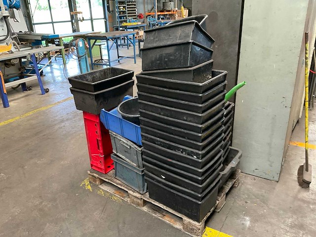 Partij magazijnbakken - afbeelding 1 van  3