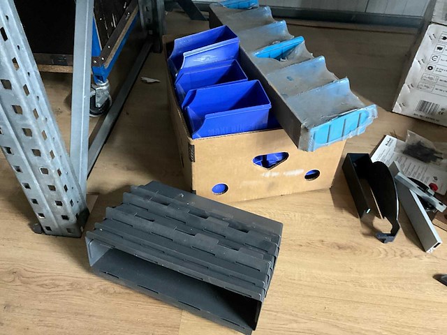 Partij magazijnbakken - afbeelding 1 van  3