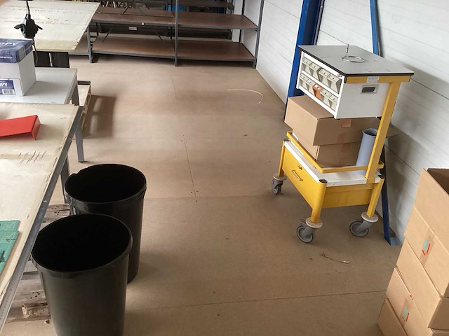 Partij magazijninventaris o.a. hoogte verstelbare bureaus, paktafels en bakkenkar - afbeelding 13 van  13