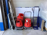 Partij magazijntransport o.a. 3x olifantpoot, steekwagen, plateauwagens en trappen