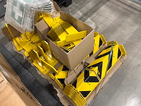 Partij magazijnveiligheidsuitrusting en accessoires - afbeelding 1 van  2