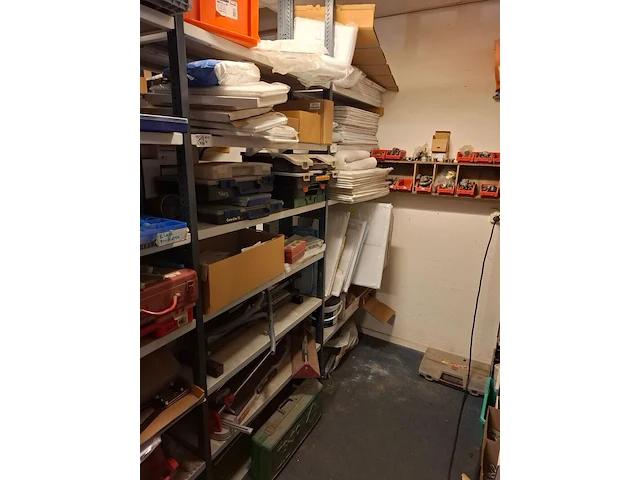 Partij materiaal in 2mtr stelling - afbeelding 1 van  12