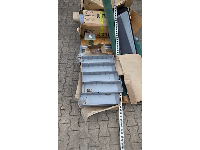 Partij materiaal voor bedrijfswageninrichting - afbeelding 1 van  8