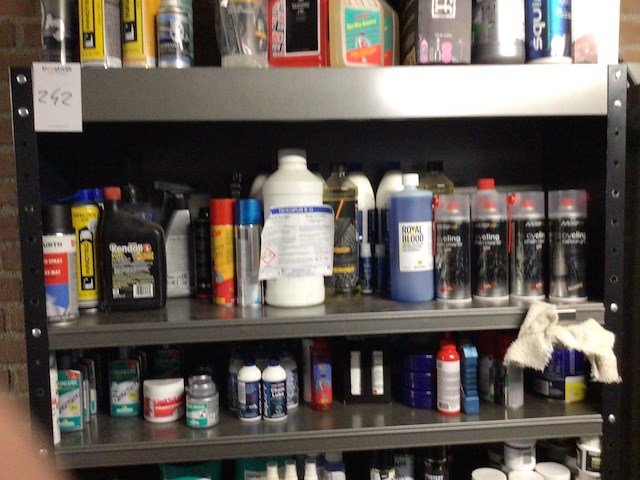 Partij materialen in werkplaatskast - afbeelding 1 van  4