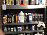 Partij materialen in werkplaatskast - afbeelding 1 van  4