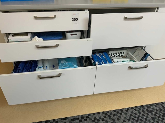 Partij medische benodigdheden - afbeelding 1 van  8