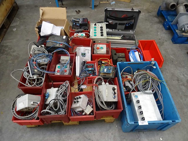 Partij meet- en testinstrumenten en toebehoren - afbeelding 1 van  13