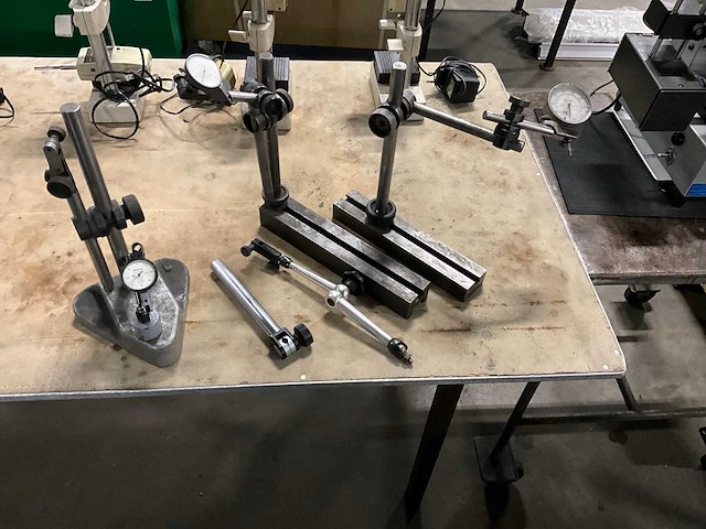 Partij meetstatieven met meetklok - afbeelding 1 van  8