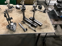 Partij meetstatieven met meetklok - afbeelding 1 van  8