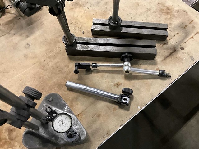 Partij meetstatieven met meetklok - afbeelding 7 van  8