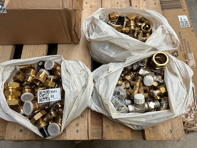 Partij messing koppelingen, afsluiters en installatiemateriaal - afbeelding 1 van  6