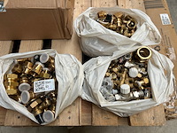 Partij messing koppelingen, afsluiters en installatiemateriaal - afbeelding 1 van  6