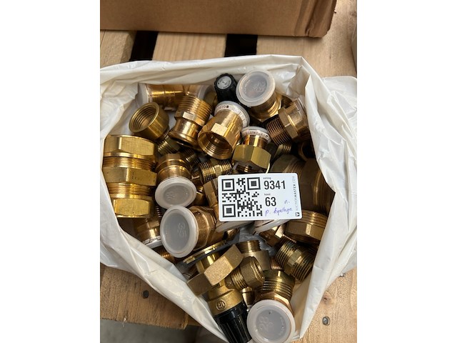 Partij messing koppelingen, afsluiters en installatiemateriaal - afbeelding 2 van  6