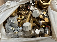 Partij messing koppelingen, afsluiters en installatiemateriaal - afbeelding 3 van  6