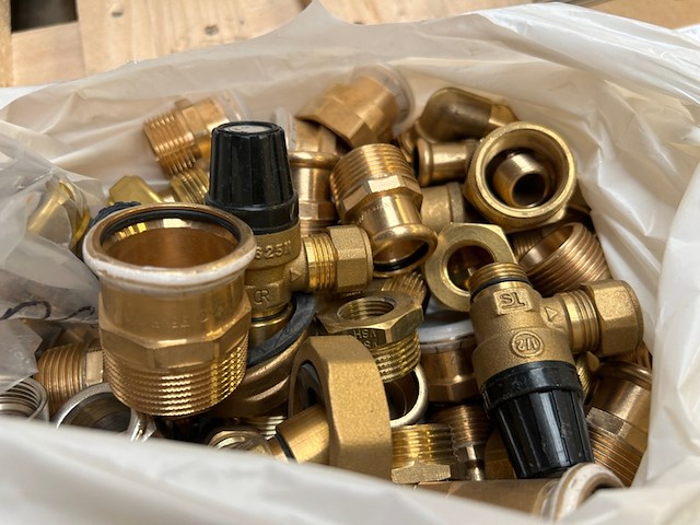 Partij messing koppelingen, afsluiters en installatiemateriaal - afbeelding 4 van  6