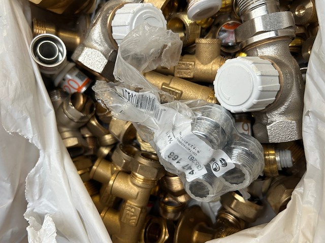 Partij messing koppelingen, afsluiters en installatiemateriaal - afbeelding 6 van  6