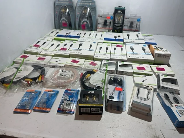 Partij met diverse kabels, adapters en accessoires, 43 stuks - afbeelding 1 van  9