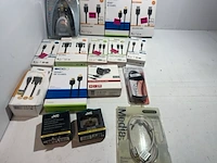Partij met diverse kabels en accessoires