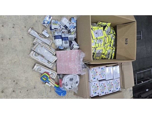 Partij met diverse - afbeelding 1 van  7