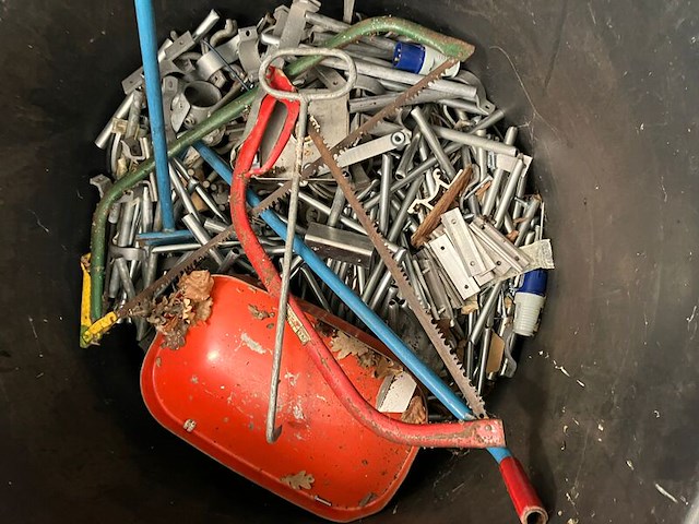 Partij met verkeersmateriaal en schroot - afbeelding 3 van  20