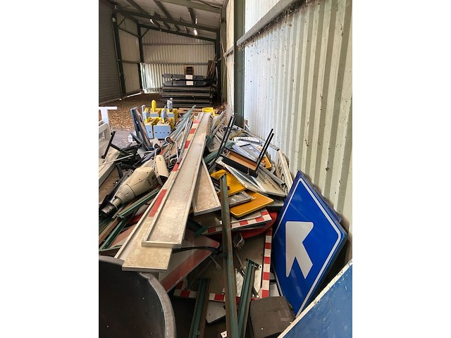 Partij met verkeersmateriaal en schroot - afbeelding 14 van  20