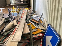Partij met verkeersmateriaal en schroot - afbeelding 14 van  20