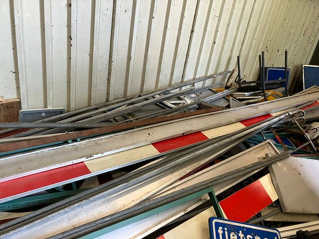 Partij met verkeersmateriaal en schroot - afbeelding 15 van  20