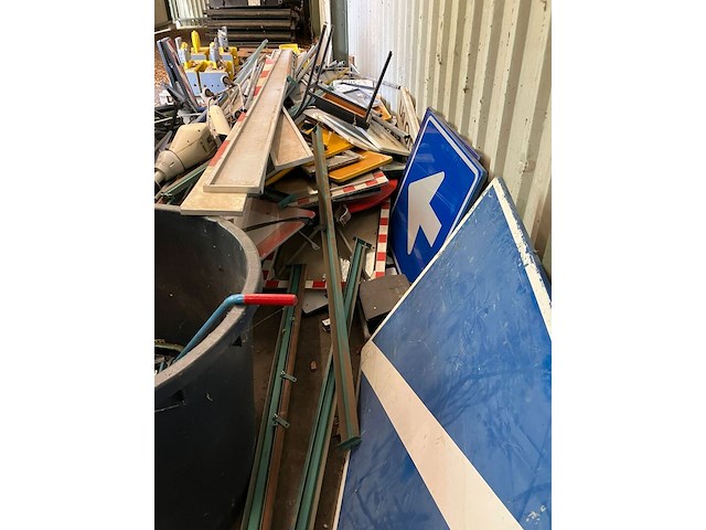 Partij met verkeersmateriaal en schroot - afbeelding 18 van  20