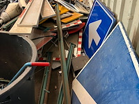 Partij met verkeersmateriaal en schroot - afbeelding 18 van  20