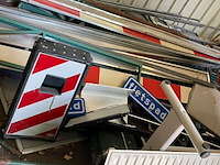Partij met verkeersmateriaal en schroot - afbeelding 20 van  20
